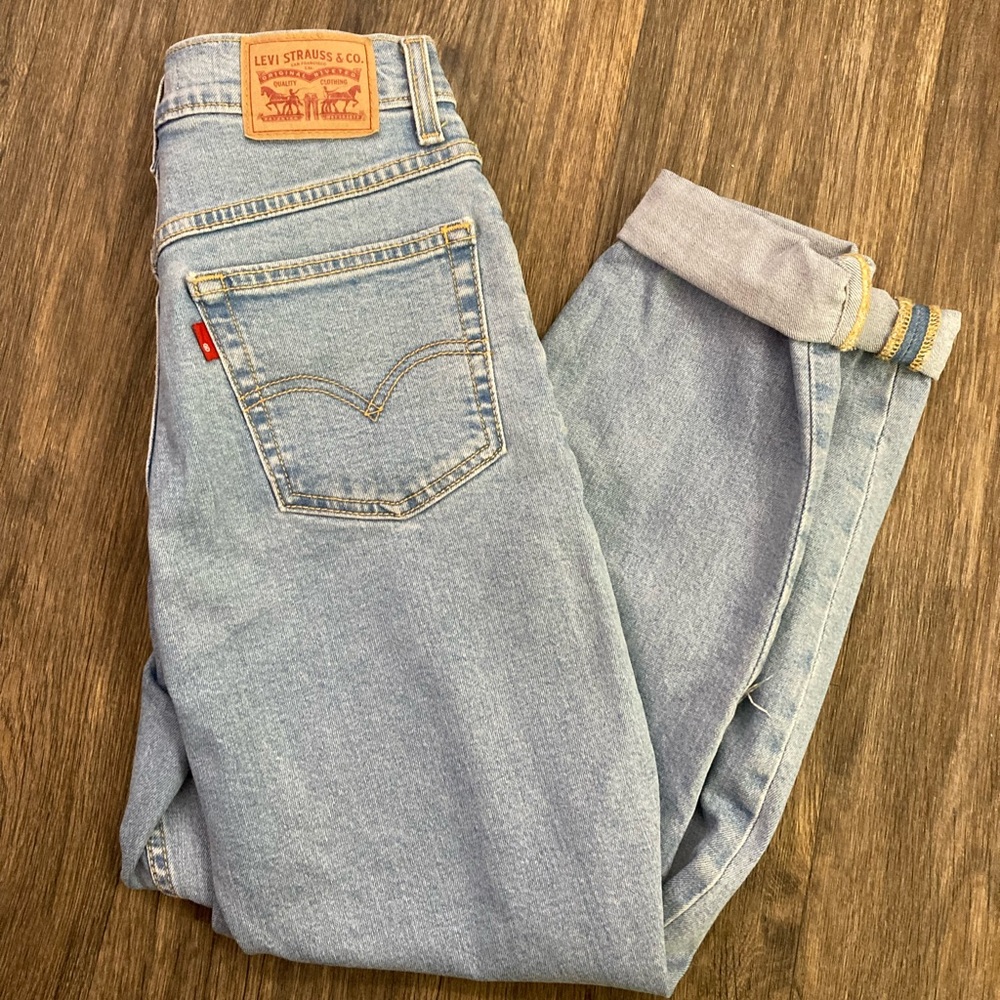 Levi’s lightwash mom jeans